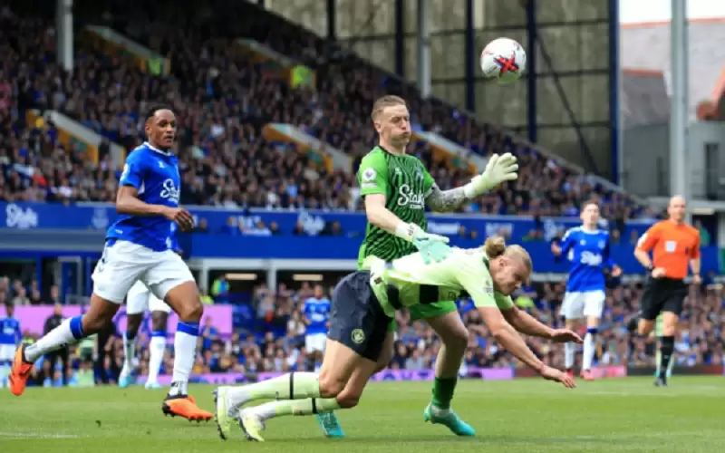 سيتي ينذر الريال بثلاثية في إيفرتون