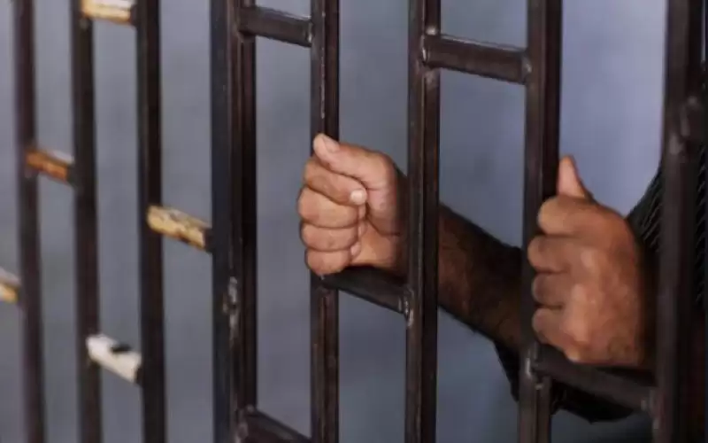 السجن 3 سنوات وغرامة 5 آلاف