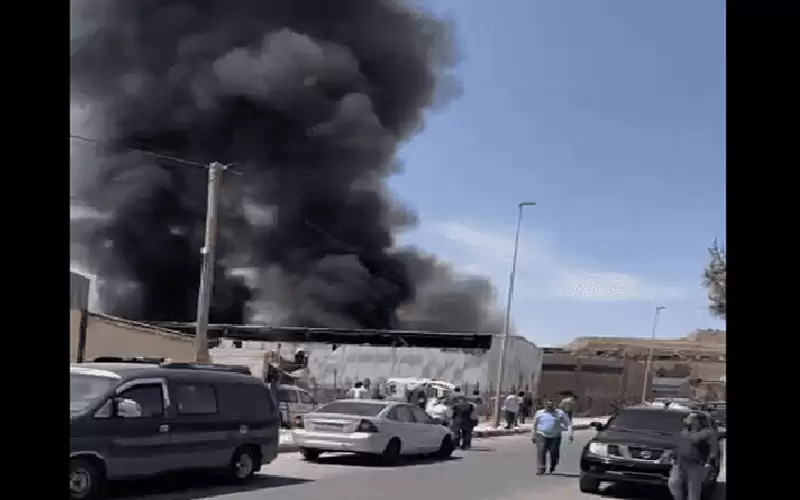 الدفاع المدني يخمد حريق مستودع في