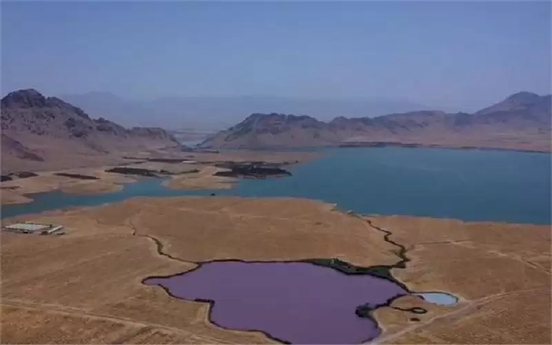 بين البنفسجي والأبيض .. بحيرة تغير