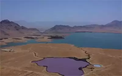 بين البنفسجي والأبيض .. بحيرة تغير