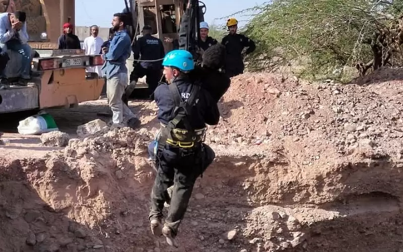 إنقاذ احدهما والعمل على تحرير اخر