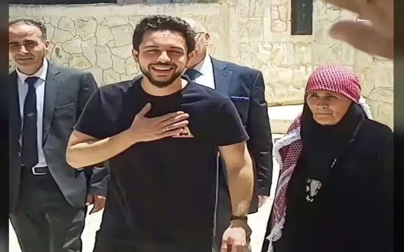 ولي العهد يلب دعوة سيدة ويزورها