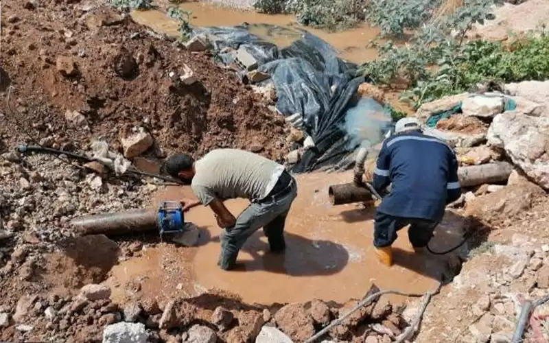 إزالة مواسير مخفية لسرقة مياه قناة