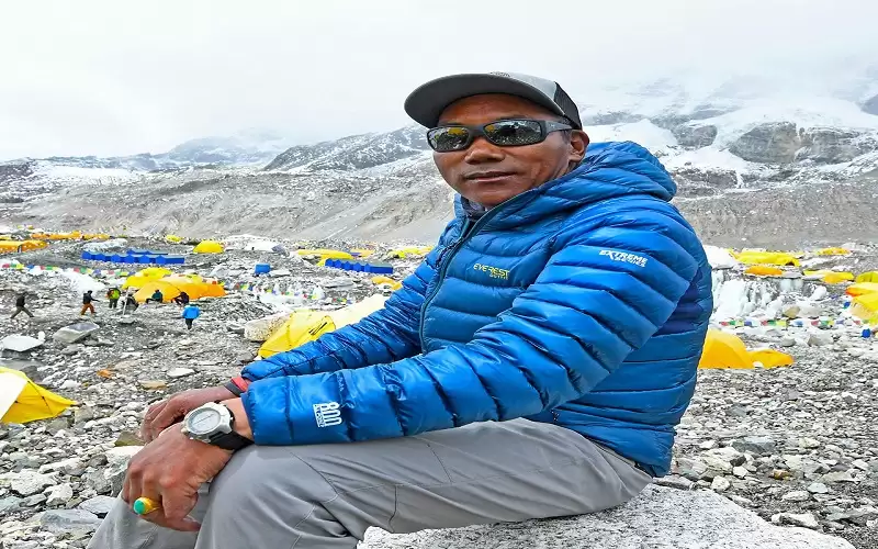 نيبالي يتسلق قمة إيفرست 27 مرة