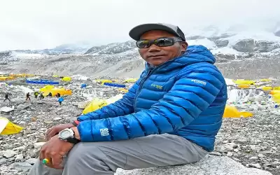 نيبالي يتسلق قمة إيفرست 27 مرة