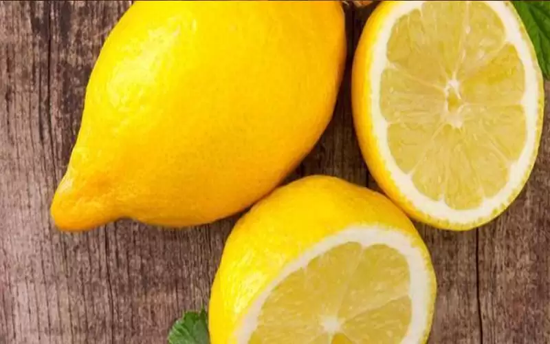 كيفية استخدام الليمون لإزالة القشرة في