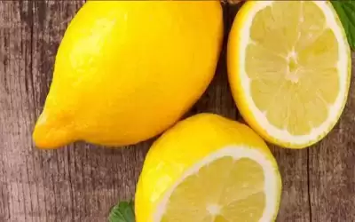 كيفية استخدام الليمون لإزالة القشرة في