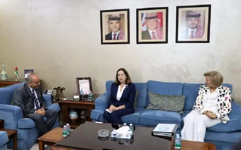 وزير التربية يبحث مع مساعدة وزير