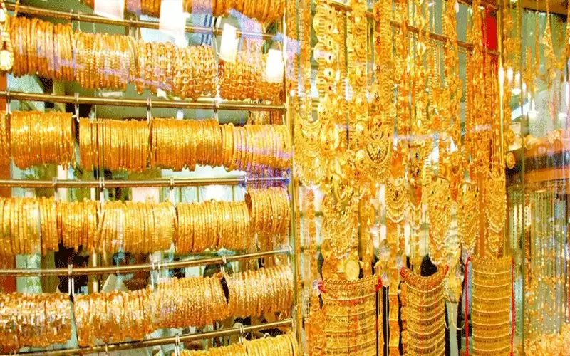 الذهب يتجه إلى أكبر انخفاض أسبوعي