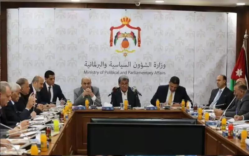 الحكومة: نقف على مسافة واحدة من