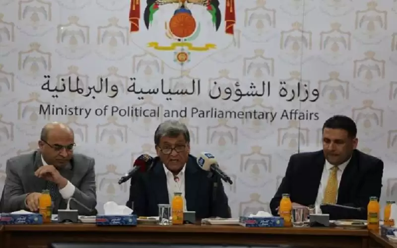 الحكومة للأحزاب: نقف على مسافة واحدة