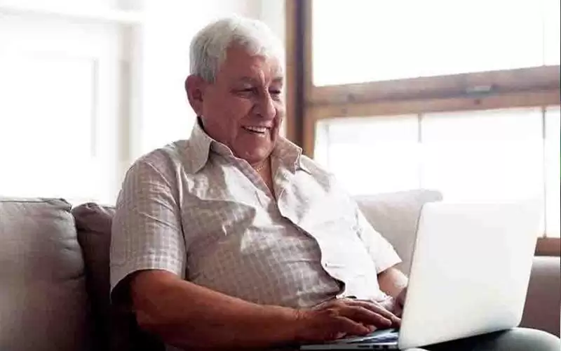 استخدام الإنترنت بعد الـ 50 يقلل