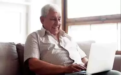 استخدام الإنترنت بعد الـ 50 يقلل