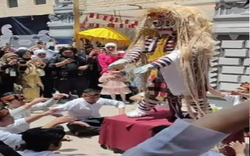 رقصة حول تمثال في اليرموك.. والجامعة