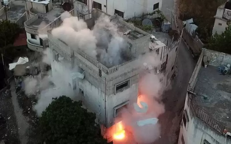 الاحتلال يفجر منزل ذوي شهيد في