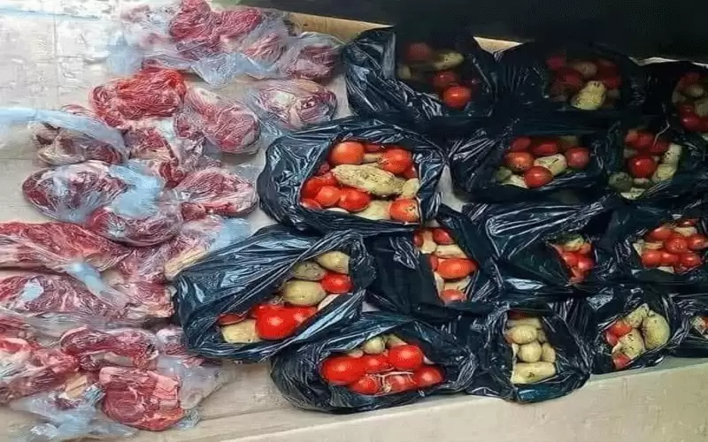 رماثنة يوزعون طعام عرس ابنهم ..