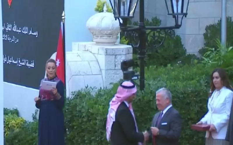 الملك ينعم على مؤسسات وشخصيات وطنية
