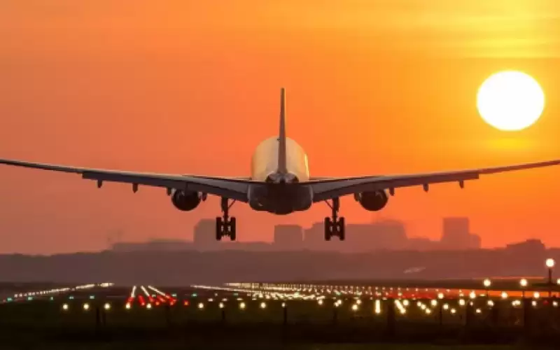 اعتقال راكب فتح باب طائرة قبل