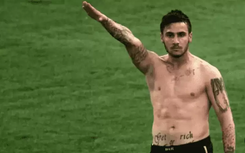 (تحية هتلر) تورط نجم الأهلي المصري..