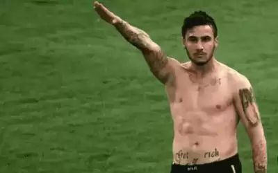 (تحية هتلر) تورط نجم الأهلي المصري..