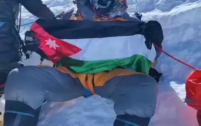 رفع العلم الأردني على (جبل لوتسي)