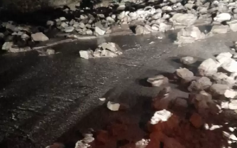 الانهيارات تغلق طريق الموجب - الكرك