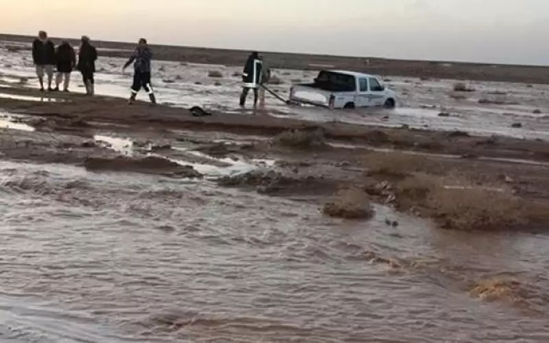 انقاذ شخص داهمته السيول في العقبة