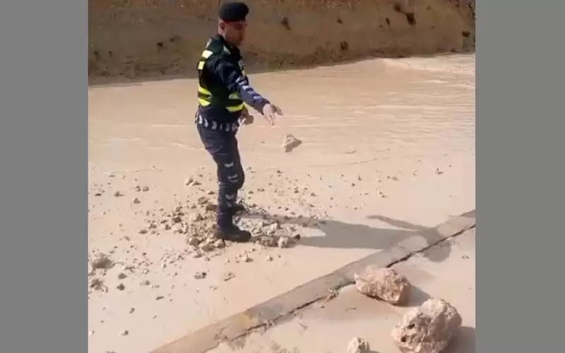 المياه تغلق جسري أبو نصير والبقعة