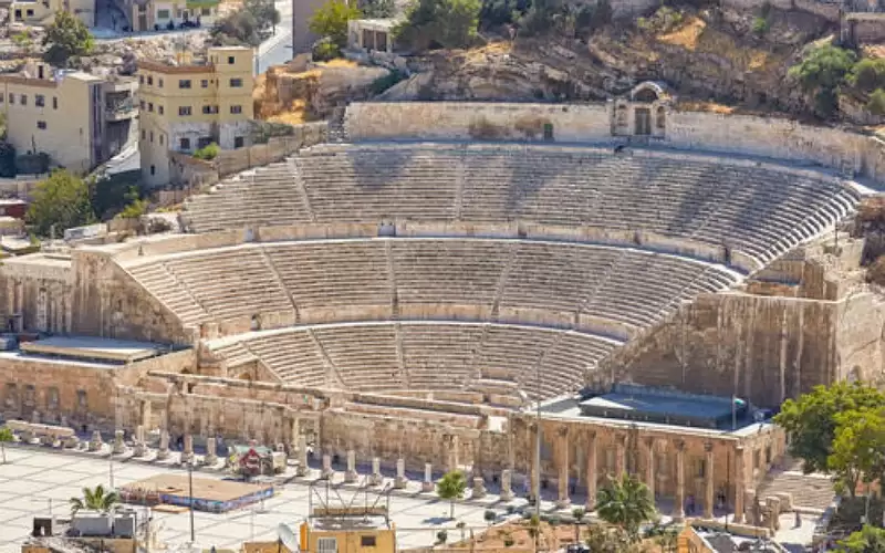 الأمن يحقق بسقوط فتاة بالمدرج الروماني