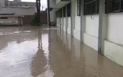 إخلاء مدرسة داهمتها مياه الامطار في