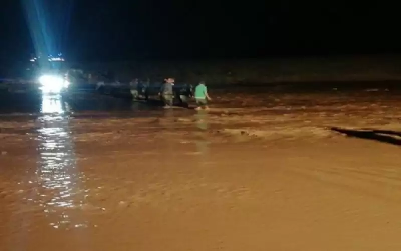 إخلاء 45 شخصا حاصرتهم السيول في