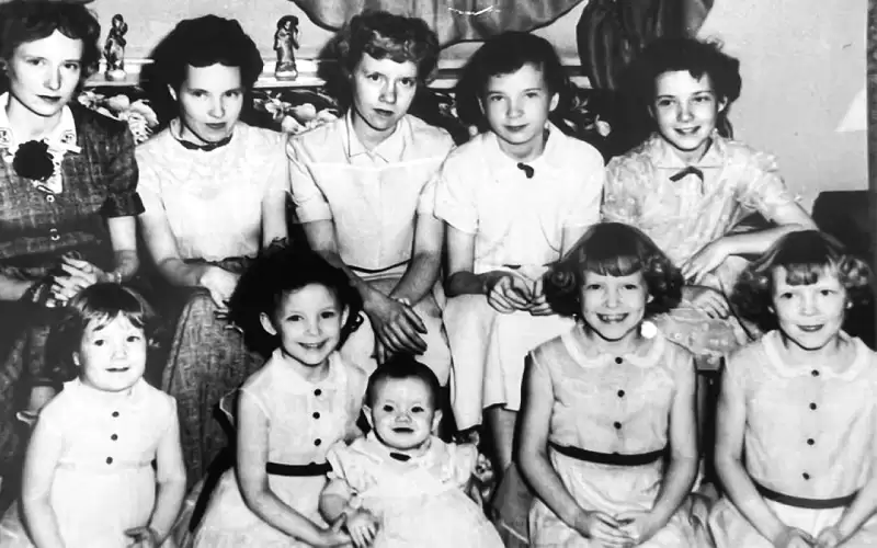 تعثر على شقيقاتها العشر بعد 40