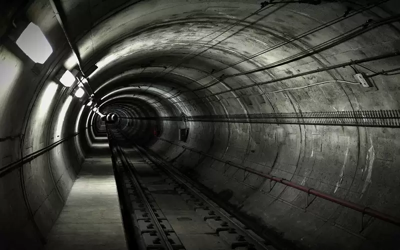 فر من السجن واختبأ في نفق