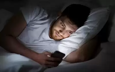 دراسة تربط بين اضطرابات النوم واستخدام