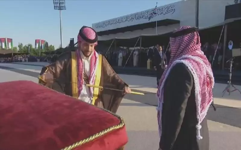 الملك يهدي ولي العهد سيفا هاشميا