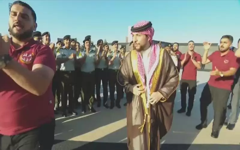 
ما اللباس الذي ارتداه ولي العهد في مضارب آل هاشم؟

