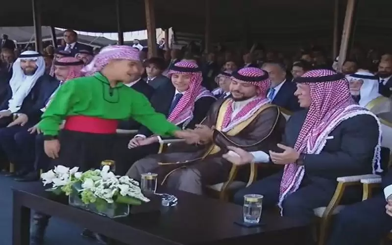 اصغر الدبيكة يسلم جلالة الملك رسالة