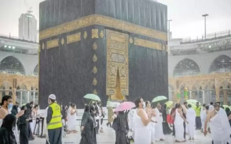 أمطار غزيرة على الحرم المكي ..