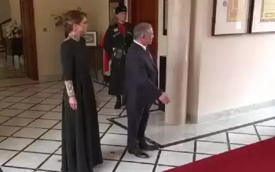 الملك والملكة يستقبلان الضيوف في قصر