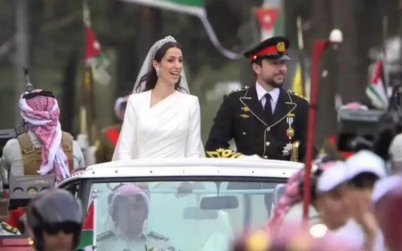 ولي العهد والأميرة رجوة يتوسطان الموكب