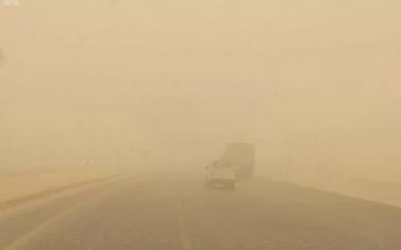 عاصفة غبارية كثيفة تؤثر على العقبة