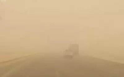 عاصفة غبارية كثيفة تؤثر على العقبة