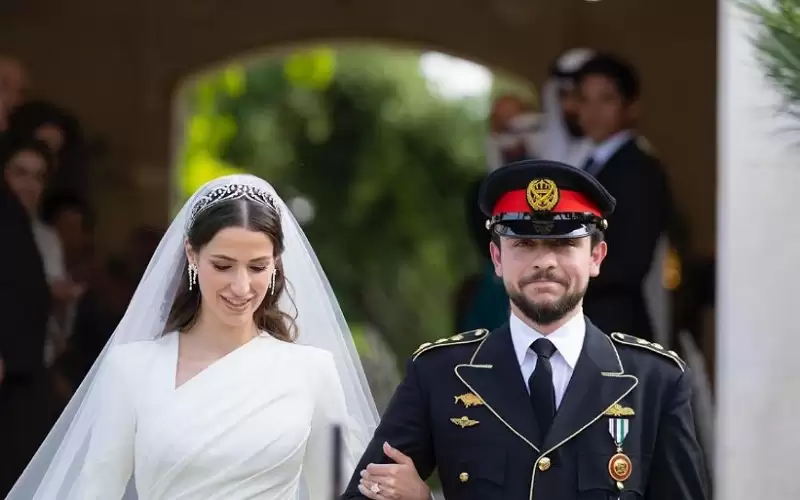 الملكة عبر انستغرام: أحلى العرسان حسين