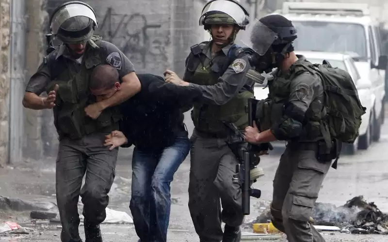 الاحتلال يعتقل 5 فلسطينيين من الضفة