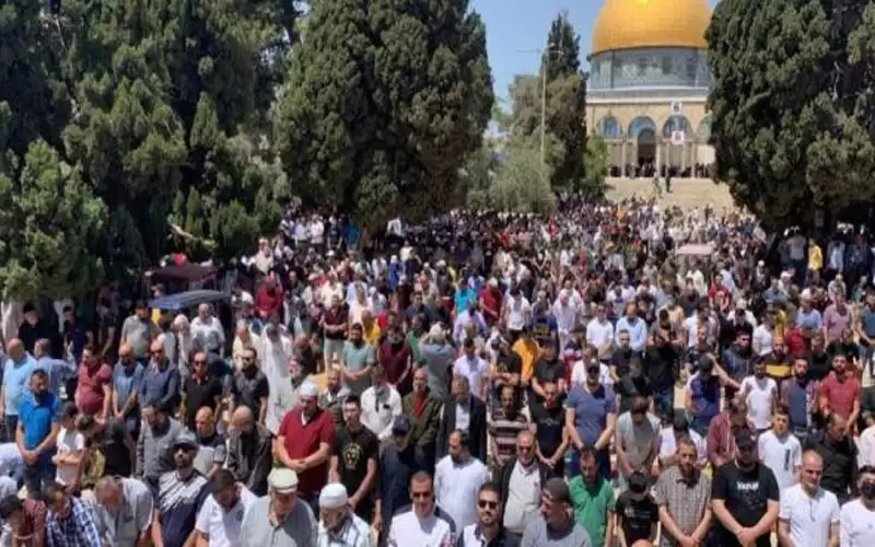 50 ألفا يؤدون صلاة الجمعة في