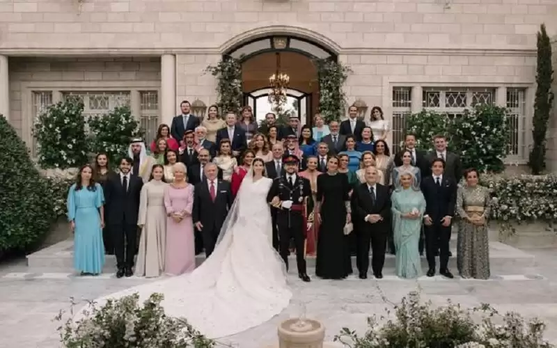 كأني أخ وابن وحفيد كل منهم