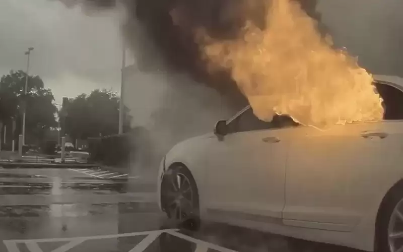 تركت طفليها في سيارة من أجل