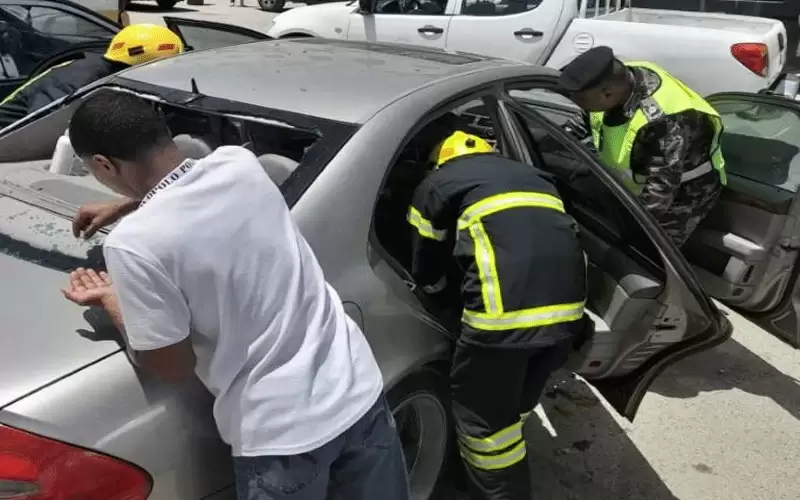 تحطم زجاج مركبة بسبب المعطر بالكرك