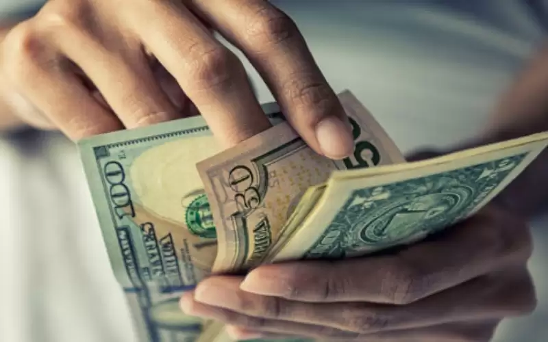 الدولار يتماسك مع توقع استمرار أسعار